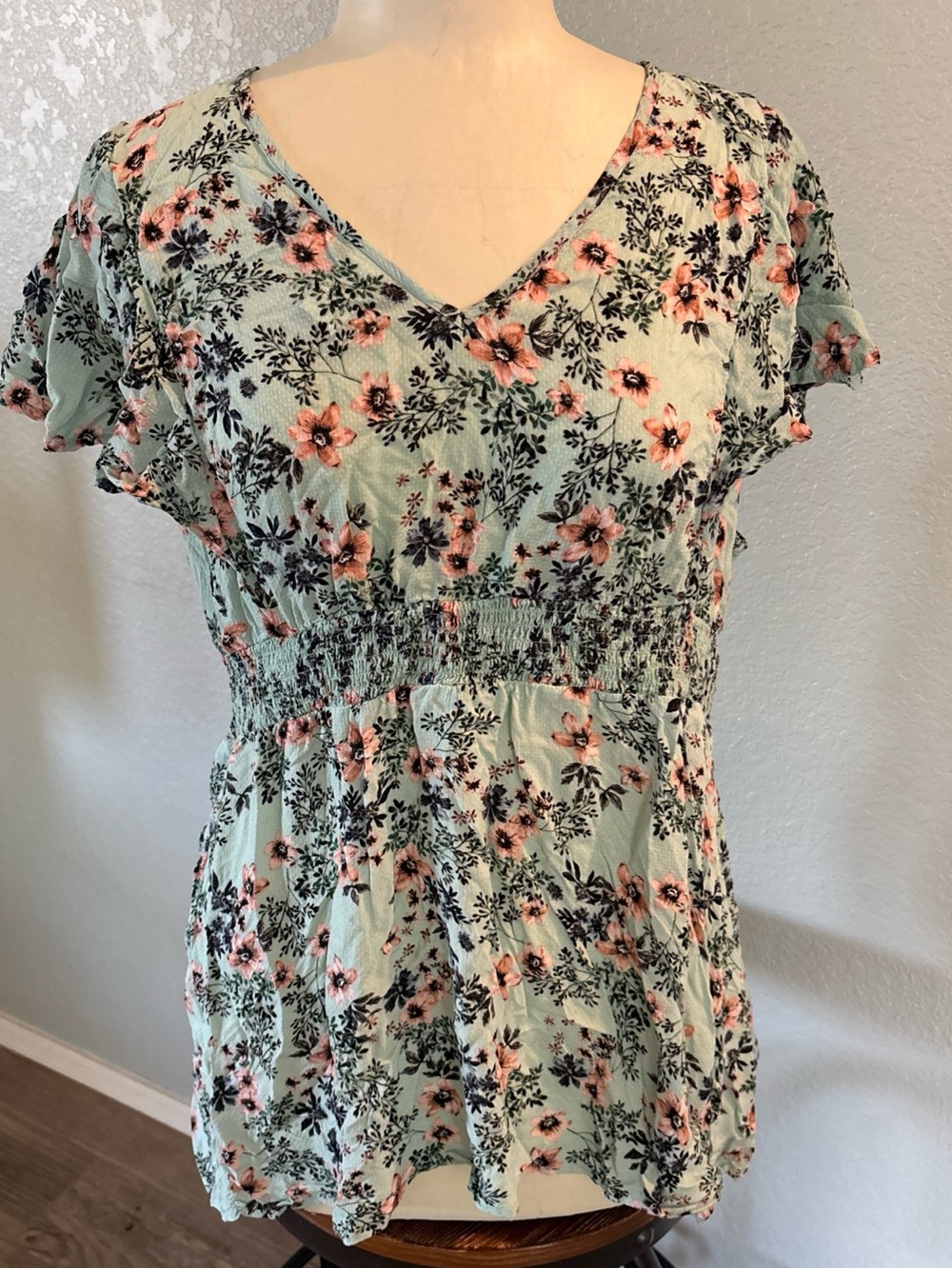 Torrid Womens TopShort Flutter Sleeve Green Peach Floral V-Neck Size 2